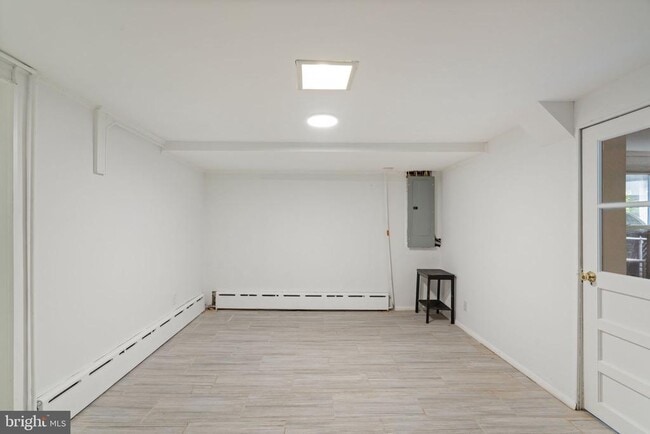 Building Photo - 16 E Linden St