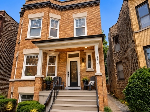 Building Photo - 1330 W Roscoe St