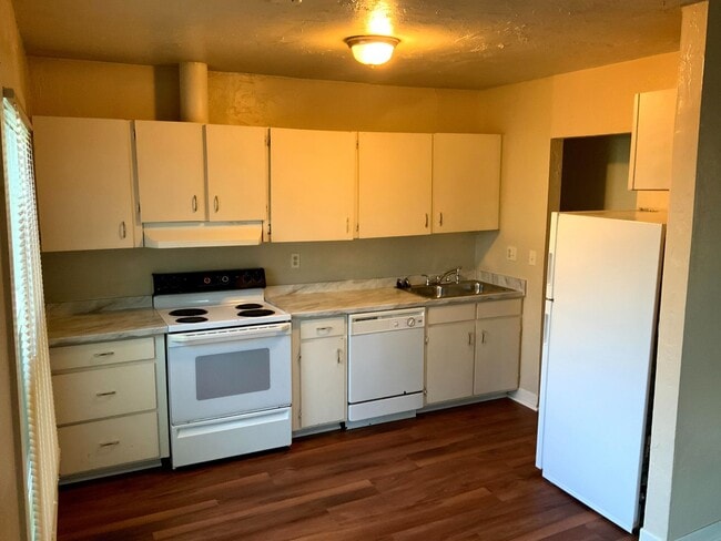 Building Photo - 1 Bedroom Duplex in Midtown Near the Whit