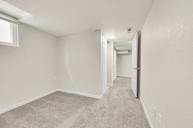Building Photo - $3,250.00, 4 bed, 3 bed, located in Denver...