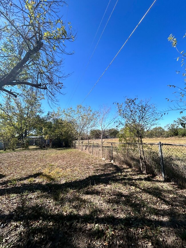 Building Photo - CUTE 3 BEDROOM HOME FEATURING 2 LIVING ARE...