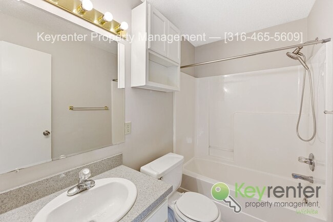 Building Photo - Beautiful 3 Bed 2.5 Bath townhome with easy commute anywhere in town!