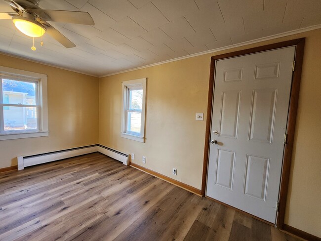 Building Photo - Spacious 2 Bedroom Home $1330/monthly