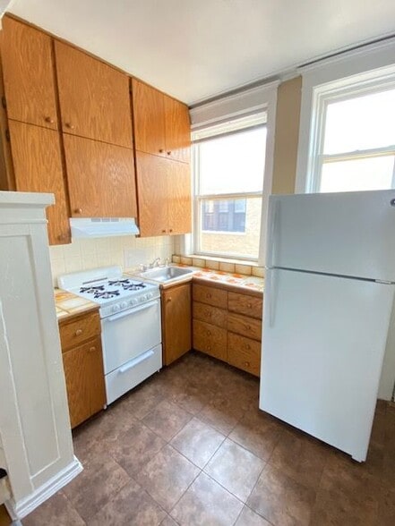 Building Photo - 833 W Cornelia Ave