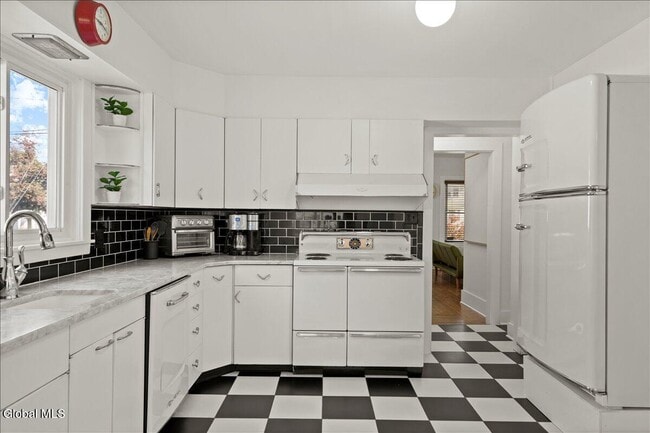 Building Photo - 162 Lake Ave