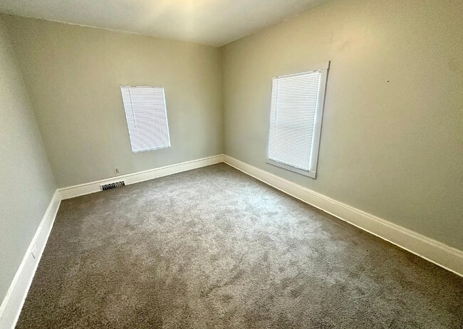 Building Photo - 1402 N 21st Ave