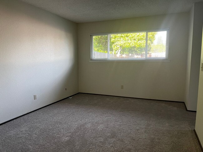 Building Photo - Newly Renovated 2 Bedroom, 2 Bathroom 1050 Sqft. 1/2 Plex Orangevale Home for Lease.
