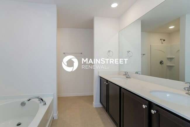 Building Photo - 4 Bedroom Pet-Friendly Home in Mascotte, FL with Main Street Renewal
