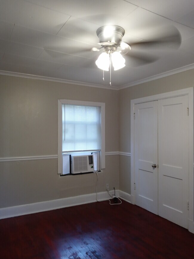 Building Photo - 701 Varsity Dr