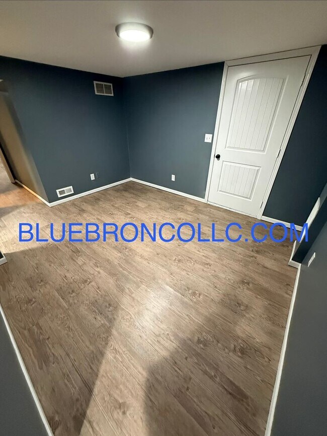 Building Photo - Beautiful unit with three bathrooms close to downtown Lee's Summit