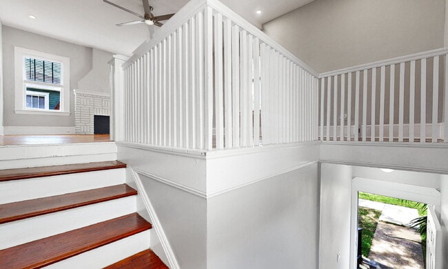 Building Photo - Stunning Upstairs 2-Bed, 1-Bath, Kitchen, ...