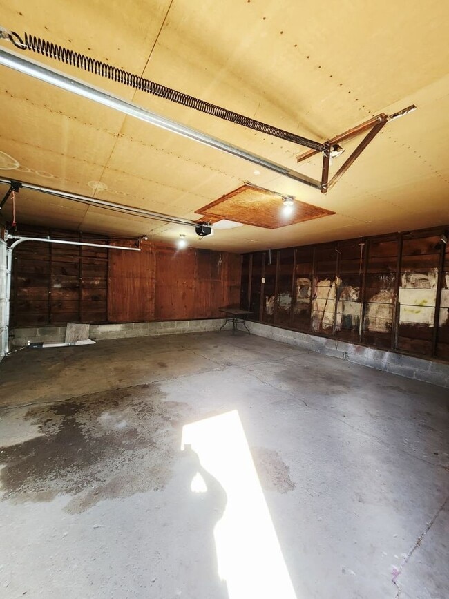 Building Photo - 564 Haller St