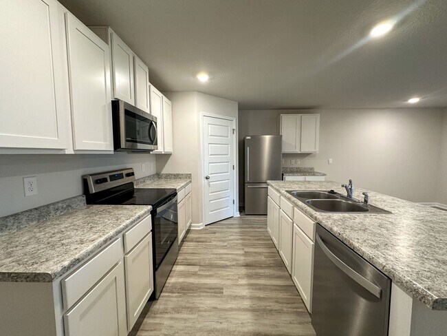 Building Photo - 4 bedroom 2 bath home in the Woodlands Subdivision in Milton, FL!