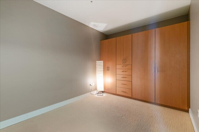 Building Photo - 1 Bedroom, 1 Bath Condo in the Heart of Do...