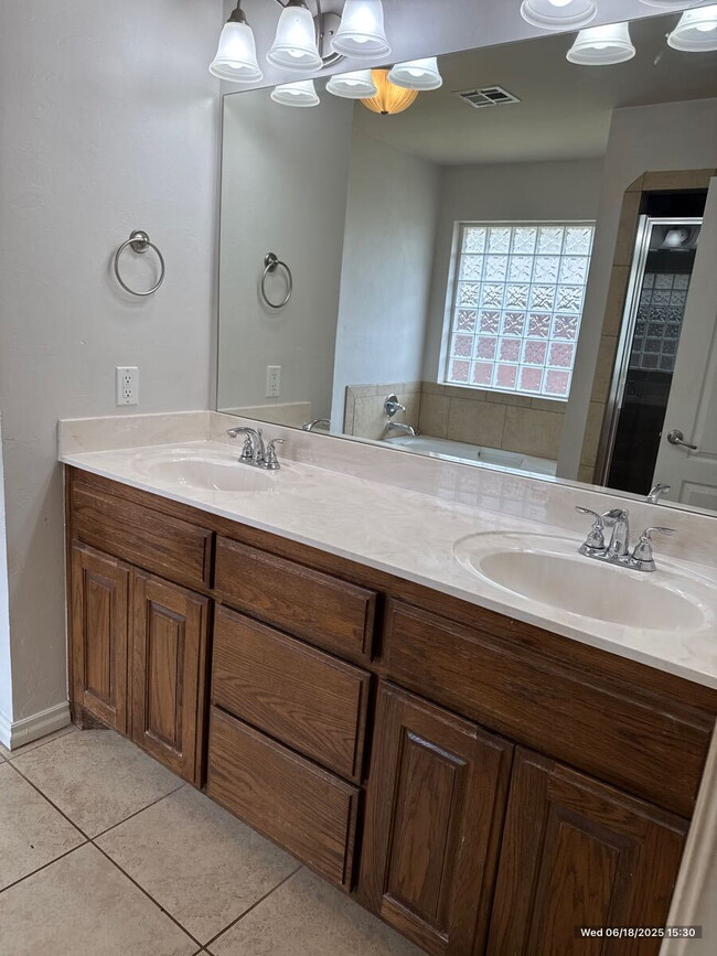 Building Photo - Move-In Ready Choctaw Gem with Modern Kitc...