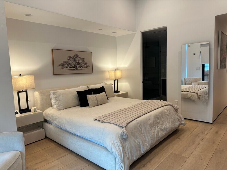 Building Photo - 738 N Sierra Bonita Ave