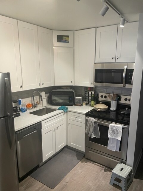 Building Photo - 2650 N Lakeview Ave