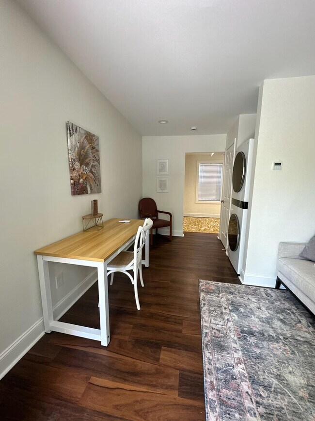 Building Photo - 107 David St