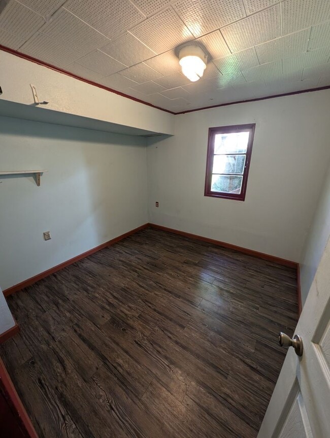 Building Photo - A Quarky Bremerton Original! Tons of Space...