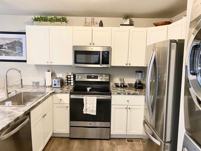 Building Photo - Fully Furnished 1 Bed 1 Bath Unit Available NOW!