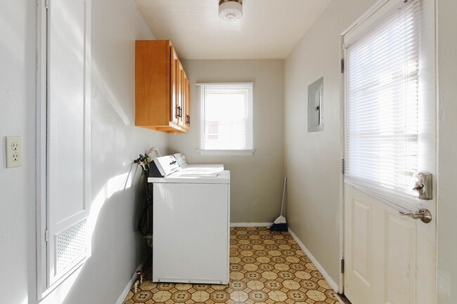 Building Photo - PRELEASING for AUGUST! Close to Campus