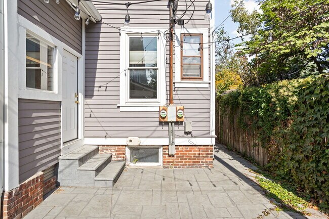 Building Photo - 319 E 13th St