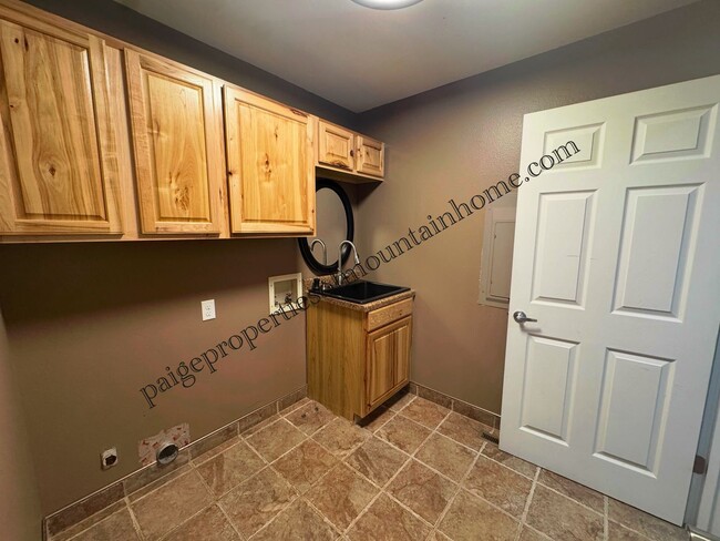 Building Photo - 4 Bed/2 Bath Home in Village Green