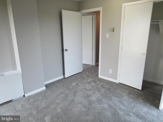 Building Photo - NEWLY AVAILABLE - RENOVATED 3 BR UNIT IN T...