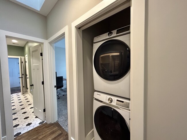 Building Photo - 405 E 32nd Ave