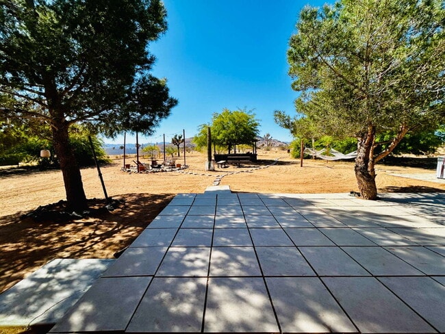 Building Photo - Gorgeous, renovated home on 2 acres in quiet neighborhood.