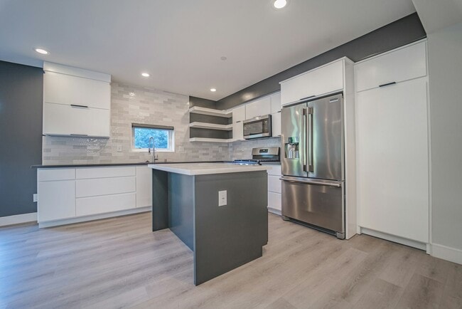 Building Photo - 2115 Holly Dr
