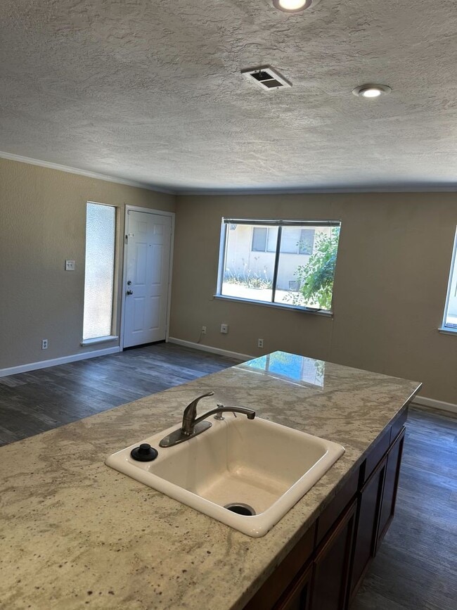 Building Photo - Comfortable 2-Bedroom Unit in North Sacram...