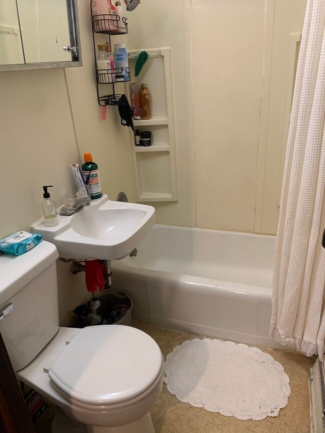 Building Photo - 418 S Orchard St