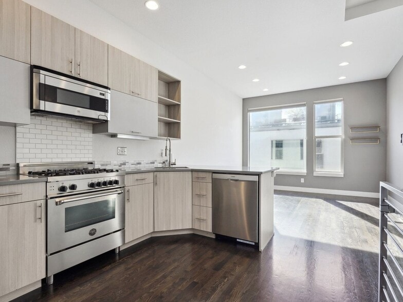 Building Photo - 1030 W 37th Ave