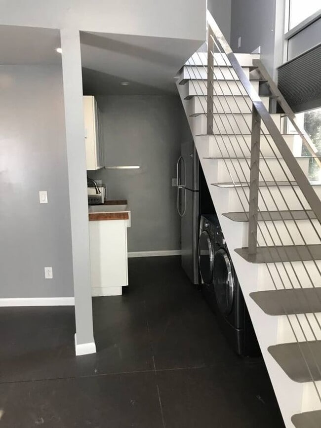 Building Photo - 832.5 Milton St