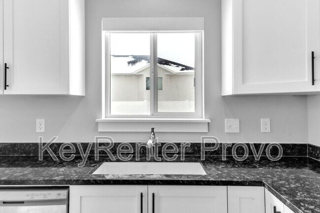 Building Photo - 1226 N 150 E