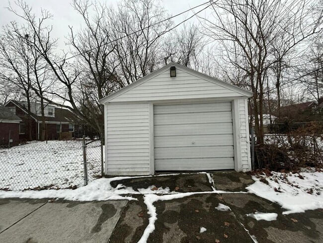 Building Photo - Charming Detroit Bungalow