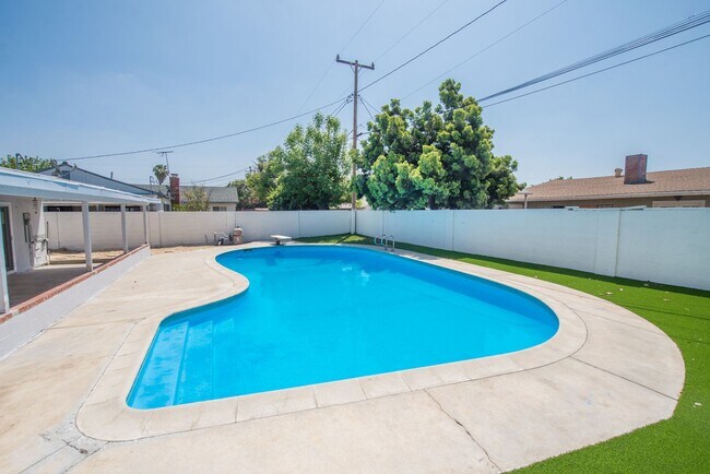 Building Photo - Completely Remodeld W/ Swimming Pool!