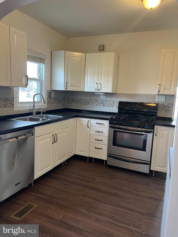 Building Photo - 4950 Perkiomen Ave