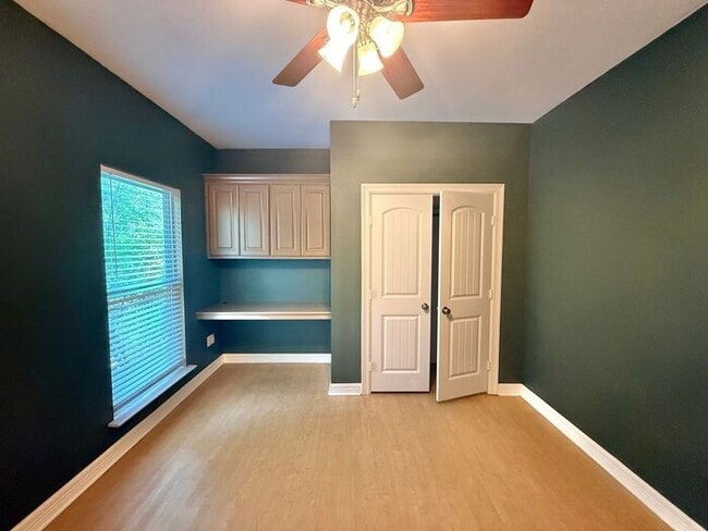 Building Photo - 4 Bedroom 3.5 Bath Duplex in East Tyler!