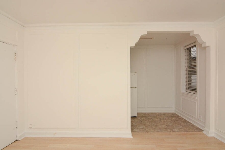 Building Photo - 4060 N Kenmore Ave