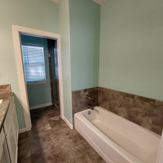 Building Photo - 300 Knights Row