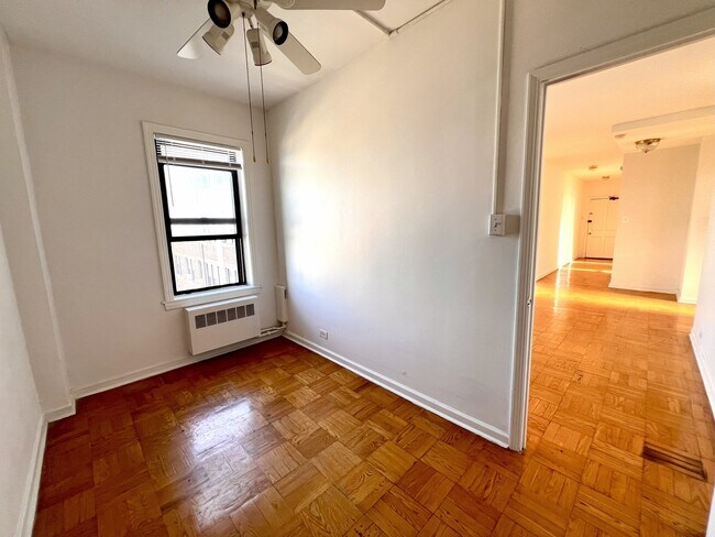Building Photo - 6230 N Kenmore Ave