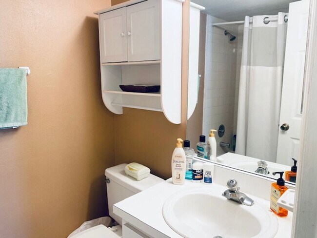 Building Photo - Fantastic 2br/2ba Furnished Annual Rental ...