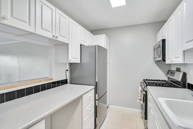 Building Photo - 8 Whittier Pl
