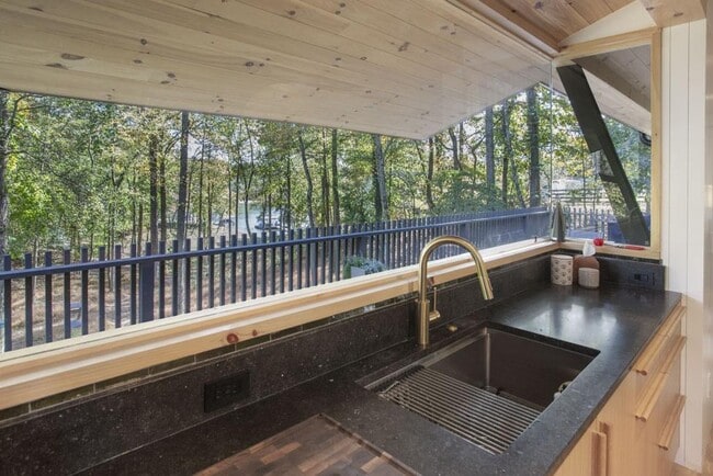 Building Photo - 8885 Bay Dr