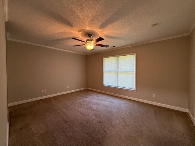 Building Photo - Spacious Two Bedroom, 2nd Floor Condo with Private Balcony. SHOWN BY APPOINTMENT ONLY!