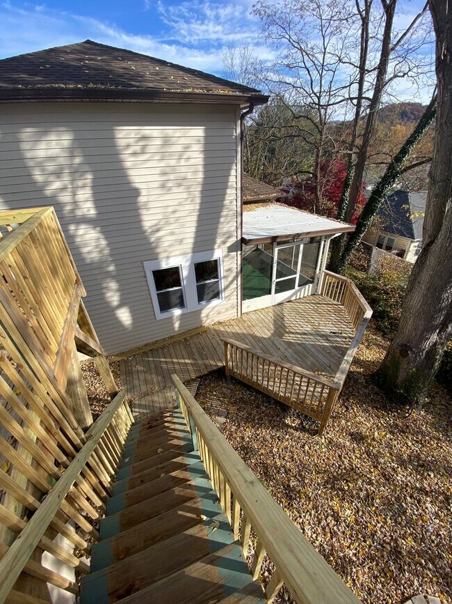 Building Photo - 40 Larchmont Rd