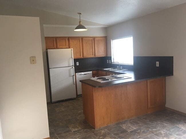 Building Photo - Spacious West Jordan Home!