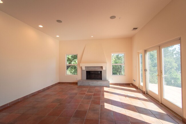 Building Photo - Beautiful Los Gatos Mountain Estate Retreat